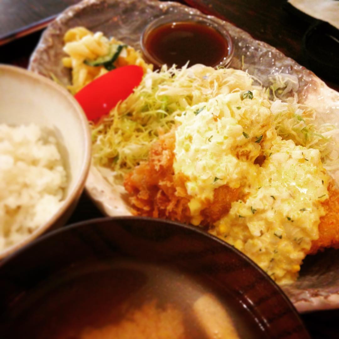 今日のまかないは「まとう鯛のフライ・タルタルソース定食」です。魚のフライ、家ではなかなか作らないのですかさずいただきます！火の入り方がいいです、フワフワです。タルタルソースでまろやかに。ごちそうさまです。(うめ)