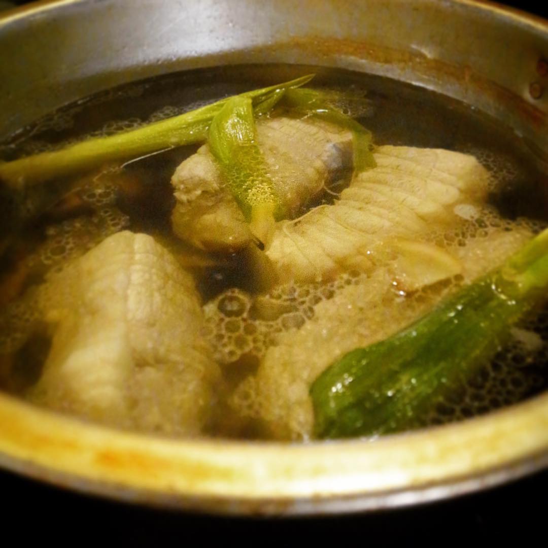 今日はキッチンスタッフ、新しいメニューに挑戦！と、くぼさんは定番中の定番！「ポテトサラダ」、ナベさんは明日のランチ日替わりは「ゆで豚」…ねぎといっしょにじんわり煮込んで、いや、コレなにげにスープもうまいんだよね！（笑）（お）