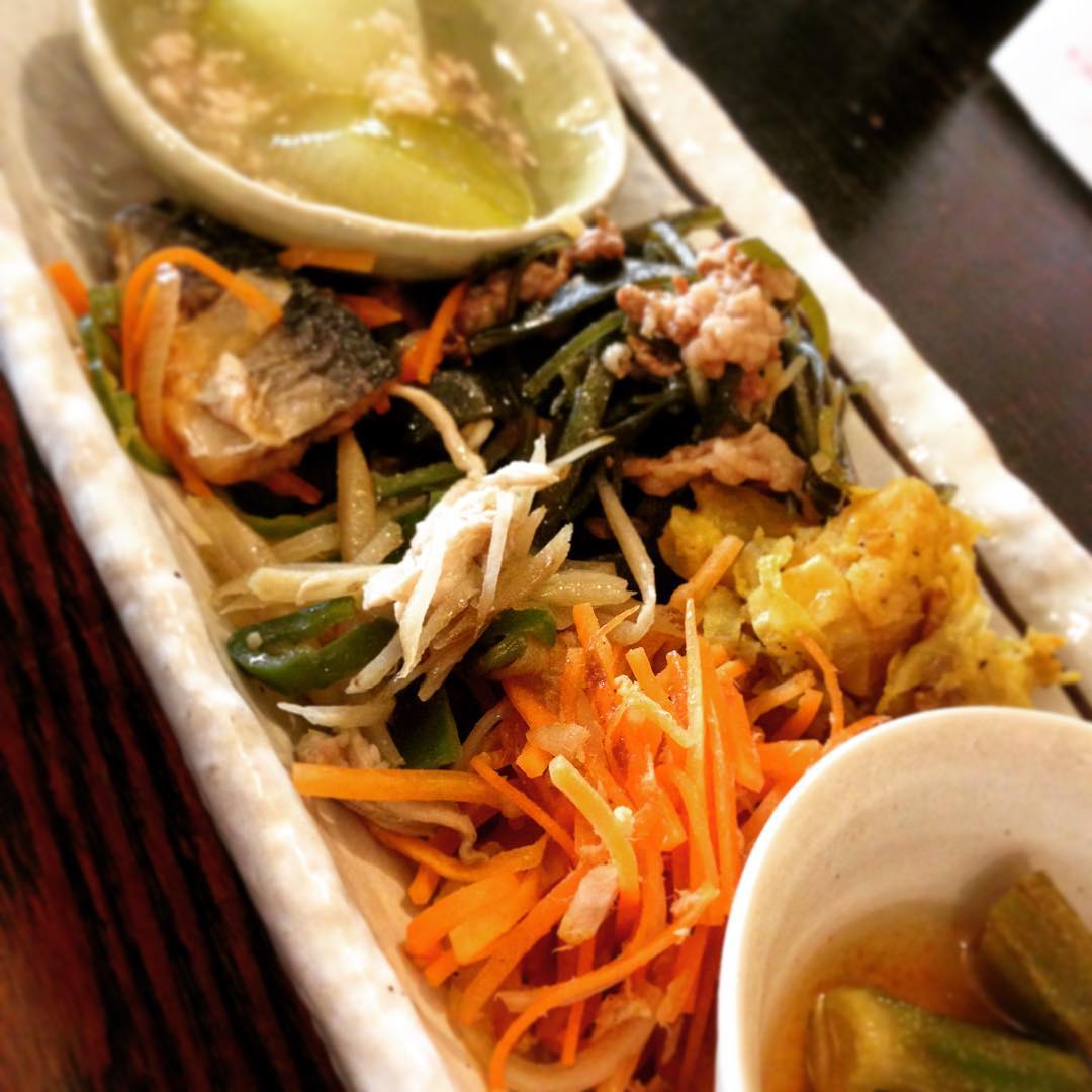 今日はわがまま言って「ちょこもり」まかないにしてもらいました！ちょこちょこ本当に楽しいです。みなさんはどんな順番で召し上がりますか？私は冷たいおひたしからスタートです。しみわたりましたd(￣ ￣)
(うめ)