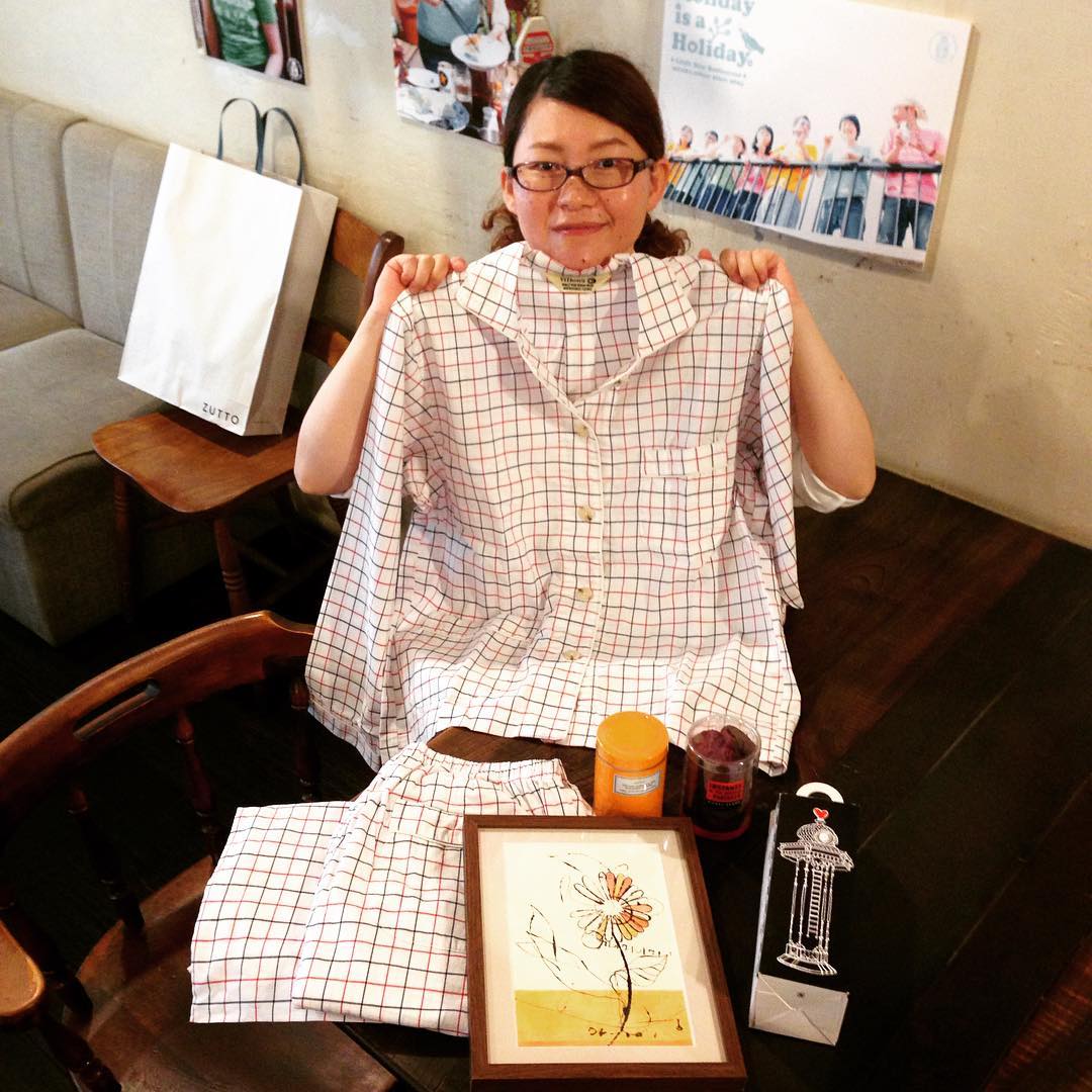 １つ年をとりました！！年をとってしまった感も否めないのですが、お祝いの言葉をいただける貴重な１日、本当に嬉しいです。今年はokayanと店長からパジャマを(細部が凝ってます)、沼田さんと沼田さんのお付き合いされてるイラストレーター・柳さんからは絵を描いてもらいました！そしてなべさんからは大好きな紅茶とクッキー！、、、全部全部好きなものばかり。新しい1年、お祝いしてもらったことを大切に元気にがんばります！
あと、わたくしごとですが、近々リトスタを卒業することになりました。８月中旬、、もうちょっとかな笑、、おりますので、みなさんに会える日を楽しみにしてます！(うめ)