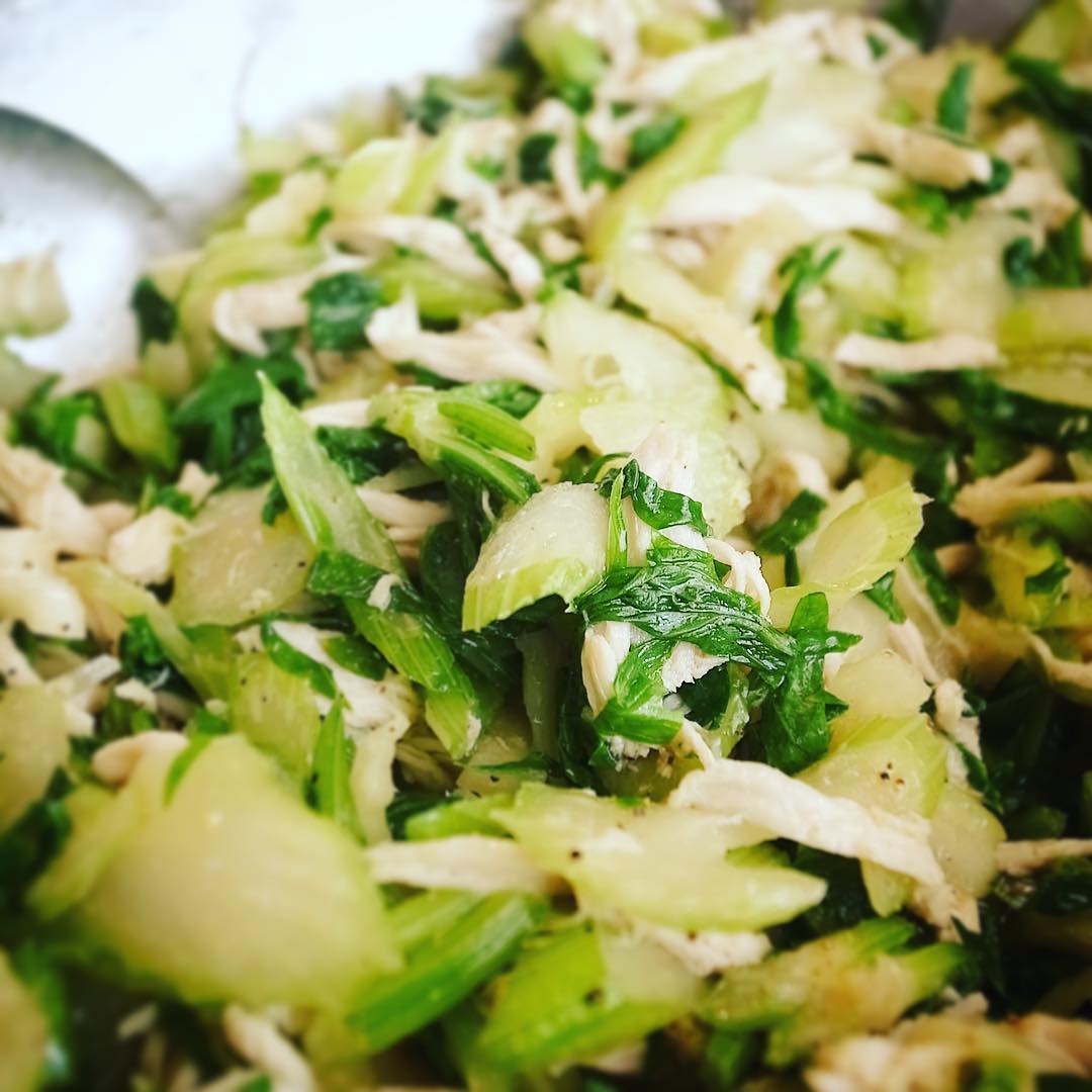 大人になってから好きになった野菜はやっぱりセロリでさと（笑）、いや当店小さなメニューは「セロリと蒸し鶏のわさびあえ」、大変おいしうございますよ！大好物！（笑）（お）