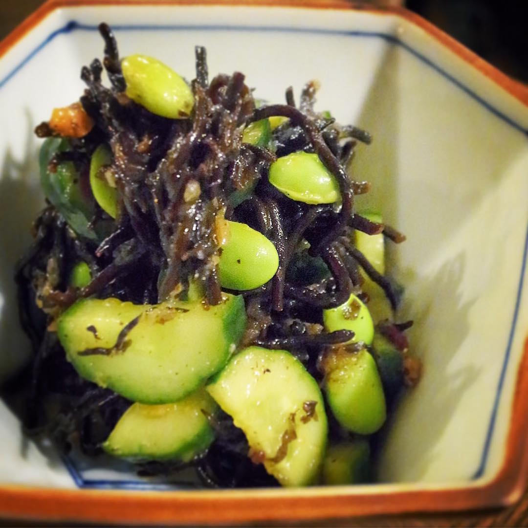 いやうちらしい地味で、でも大変滋味深い小さなサラダは「枝豆とひじきの梅サラダ」…海の旨味はひじきにシャキシャキきゅうりの食感ち枝豆は夏のおいしさ！梅干しを刻んで作った梅ドレッシングでどうぞ！（お）