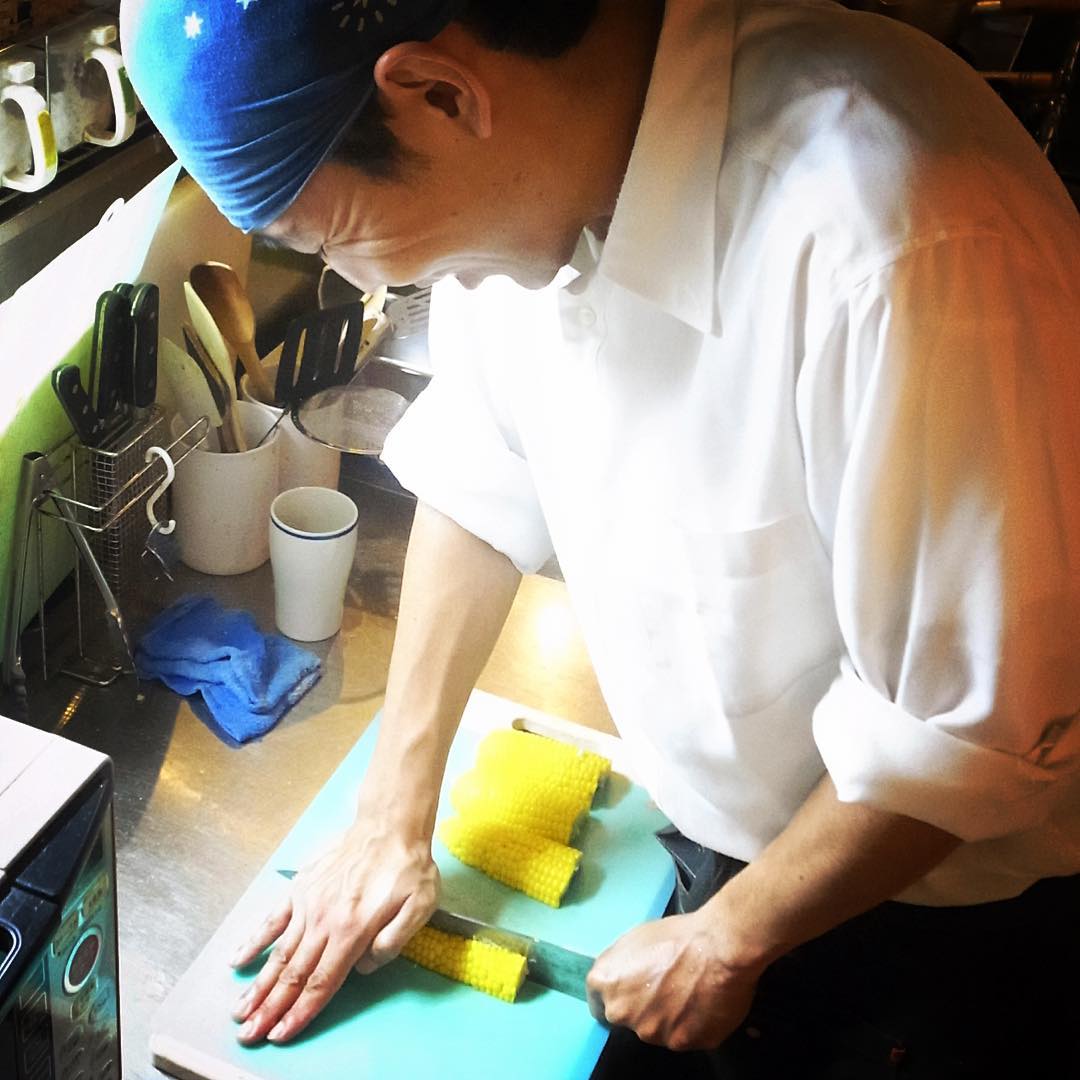 さてさて夏メニューもそろそろたべ納め！シンプルな人気メニューは「揚げもろこし」…なにげに縦切り力がいるんだよねとキッチンスタッフ男性陣談（笑）（お）