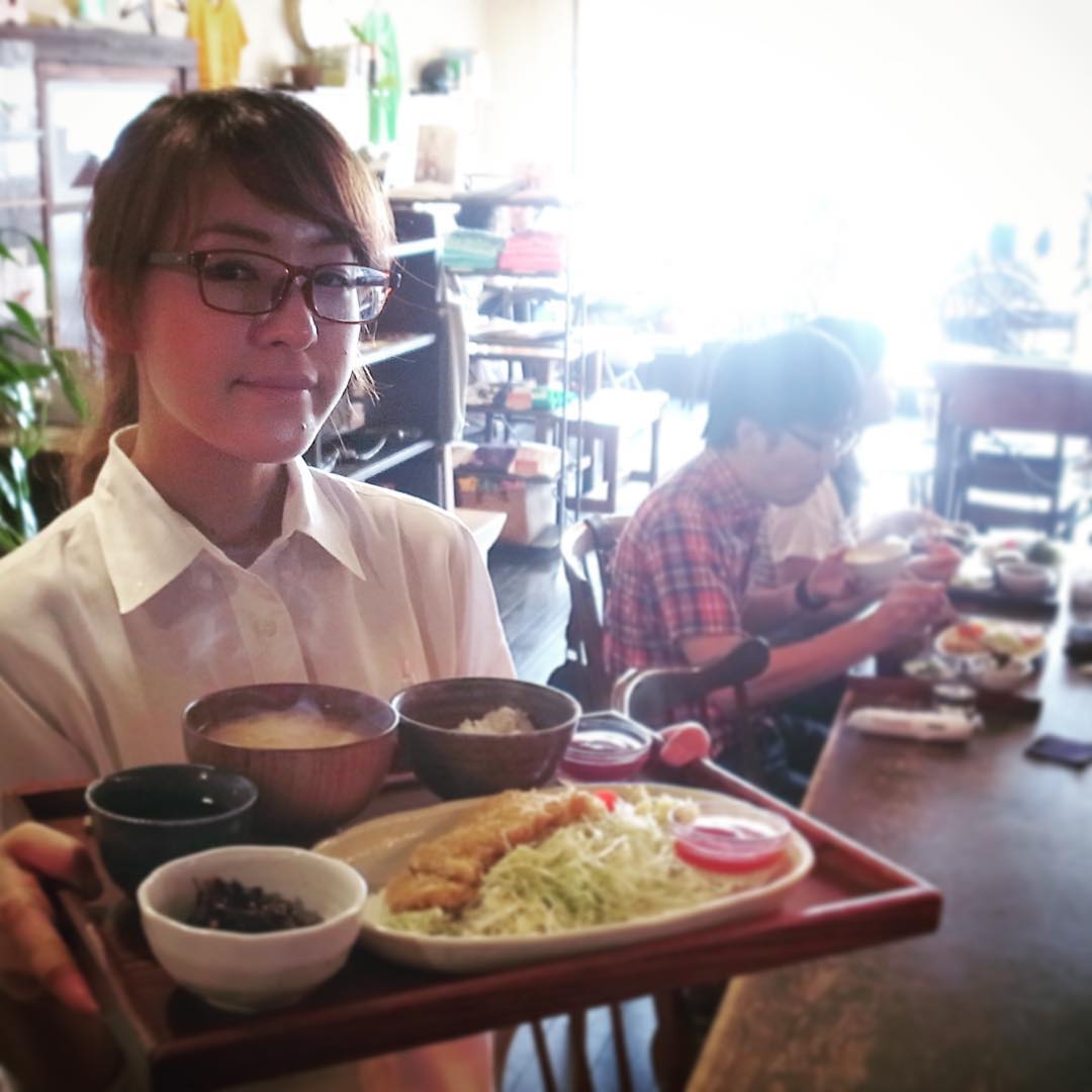 さてと夏も終わりの日曜日、いや、とは言ってもぎらぎら夏の日差しが眩しいですな！と、今日のランチはのだみさんが助っ人登場！ということで日替わりランチは彼女のフェイバリット！「しそちりめんとんかつ定食」でキマリ！（笑）（お）