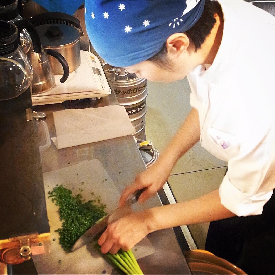 さてさて今週から独り立ち、早番スタッフの西島さん…午後は万ねぎ修行でも！…って、西島さん、実は二人の元気な男の子のお母さん！主婦力高しで万ねぎなんてチョチョイのチョイ！（お）