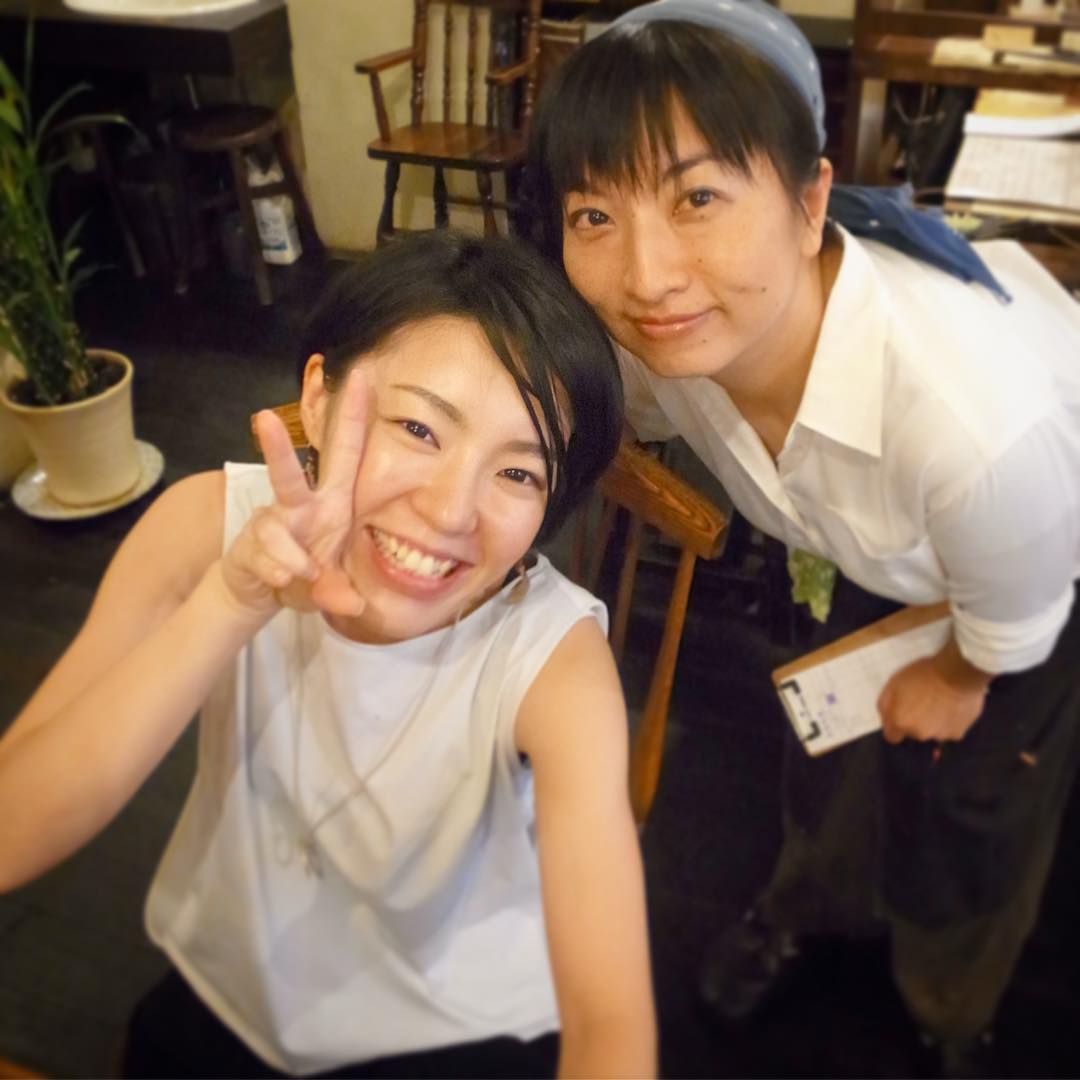 東京三鷹は阿波踊りの夜！と、えぇ、そんな今夜ひょっこりご来店は当店初代週末夜のホールスタッフ！テラシマさん！店長ミヤザキとは大のなかよし！（笑）パチリとツーショットがイイネ！（お）