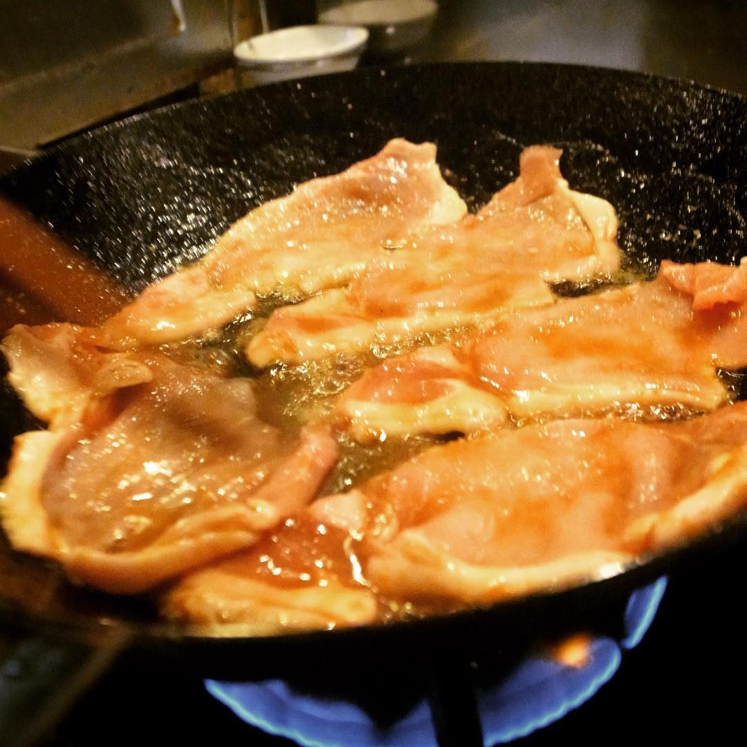 昨夜メニューに入るなり大人気でしたね！平日ランチの定番は「豚肉の香味焼き」！今夜も出ますよ！じゃじゃっと焼いちゃうよ！（焼きすぎ厳禁ですけど！）お見逃しなく！（お）