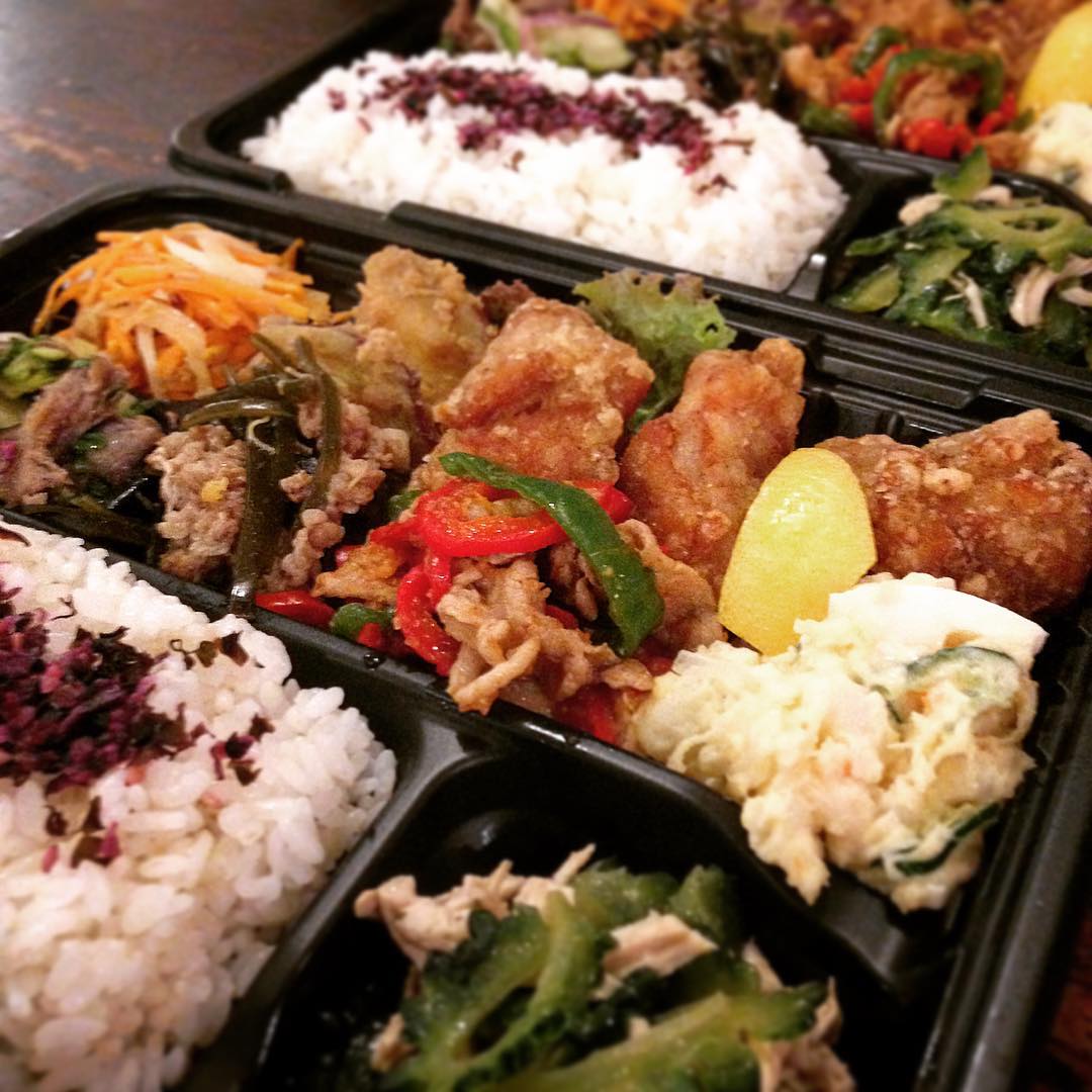 「唐揚げちょこもり弁当」作ってもらいました。ボリュームすごいですよ！ビールを飲みながらちょこもりを楽しんでメインは唐揚げですね。お酒は飲めませんが飲んでる気分でゆっくり夕飯楽しみます、どれから食べましょう、、♪。(うめ)