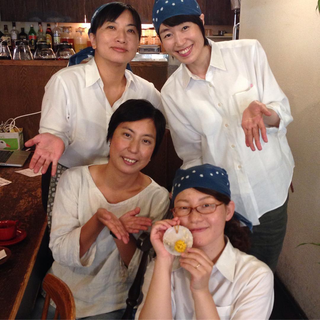 ティータイムに元スタッフ・くろこさんご来店。くろこさんとは働いてる時期はかぶってないですが、いろいろ話を聞いたり話したり。心強いです。水泳してると聞いてましたがまさかの屋外！常夏色の元気なくろこさんでした。くろこさん、ありがとうございました。(うめ)