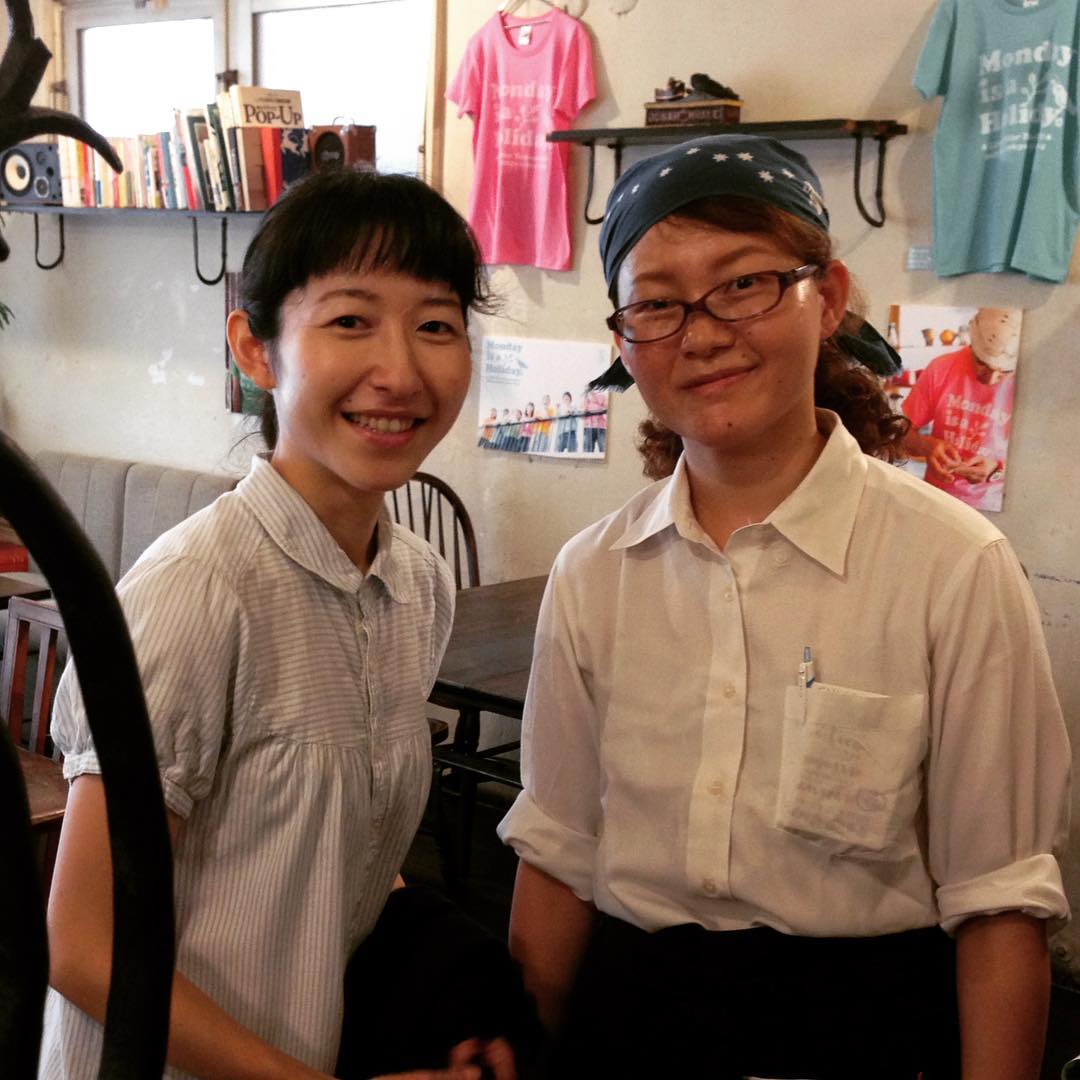 ホールスタッフみなみちゃんご来店。自家製トマトソースをプレゼントしてくれました。シフトが入れ違いなので、お試しの時しか一緒に働く機会がなかったのが残念です。ありがとう。でもこの写真見て思いました、私大きいですね。。(うめ)