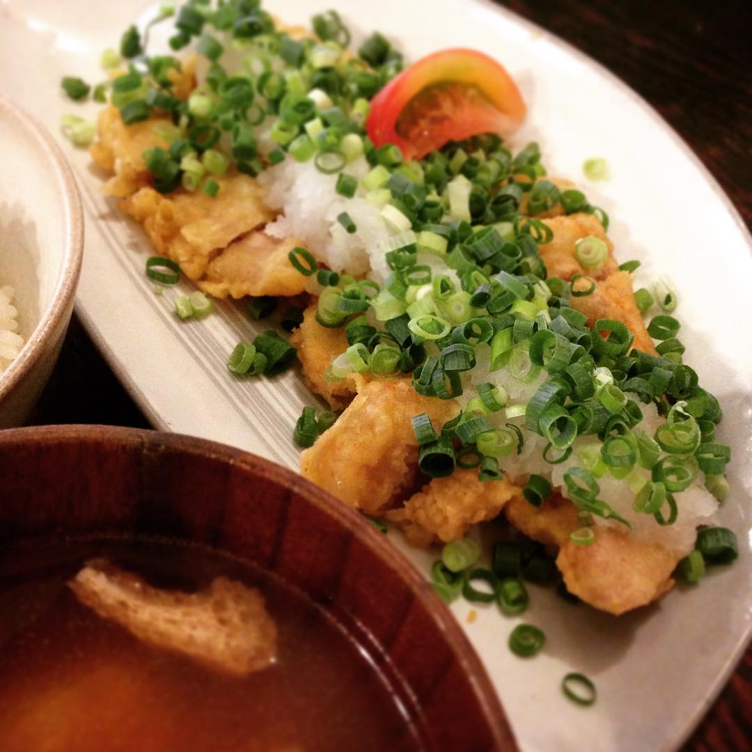今日のまかないは「ねぎとん定食」。ねぎとんて何ですか？と聞かれることがわりとあります。そういえば他のお店で見たことないですね。豚の天ぷらに大根おろしとねぎがたっぷり、ポン酢をかけてさっぱりです。大きなお肉なので最初食べきれるかなと思ったりもしますが、私は余裕です。(うめ)