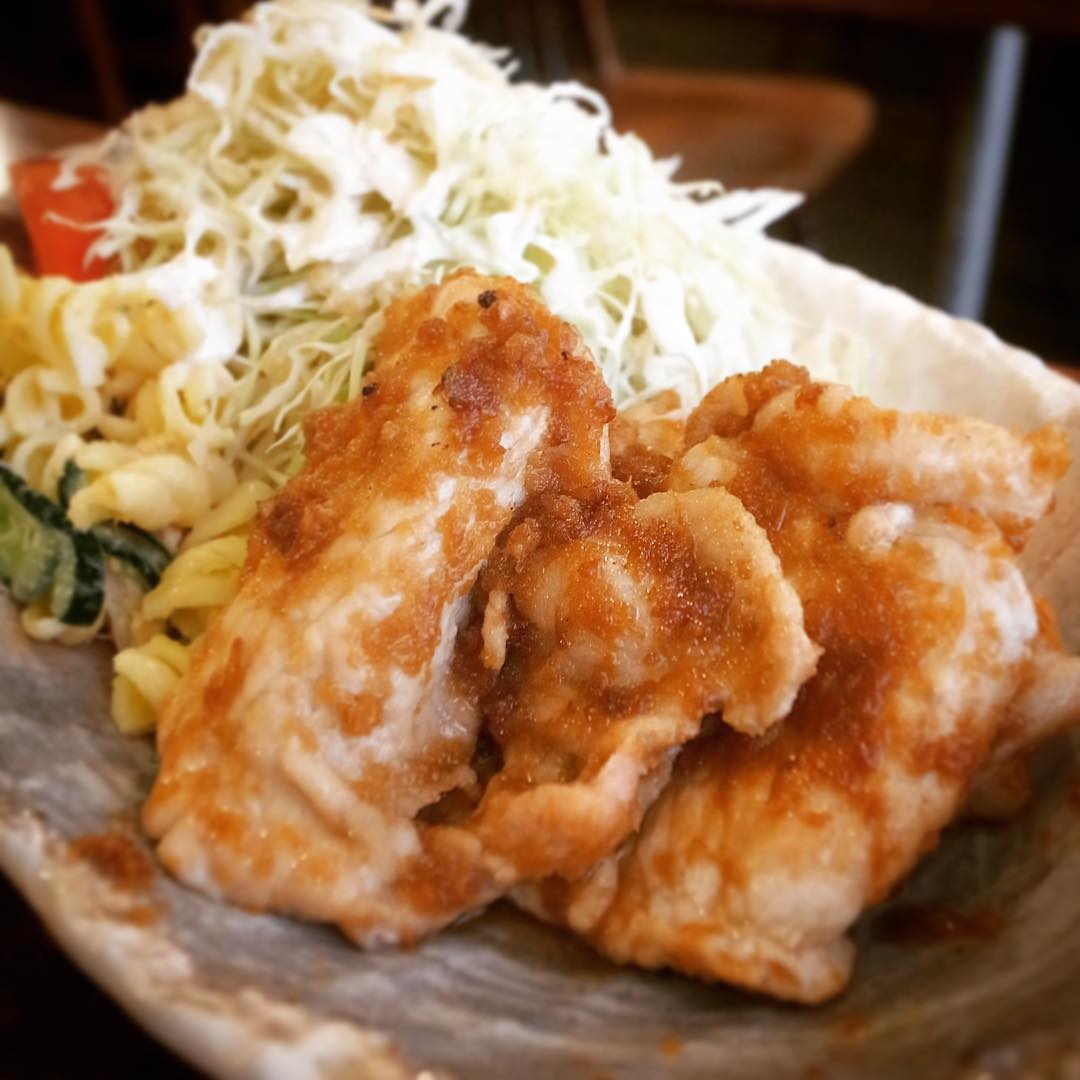 開店当時からの人気メニューではありますが、夜は香味炒めも定番にあってかぶるし、週末ランチ日替わりは揚げものだしと、なにげにお出しするのはピンポイントで平日ランチ…めずらしく今夜日替わりメニューイン！お見逃しなく！（お）