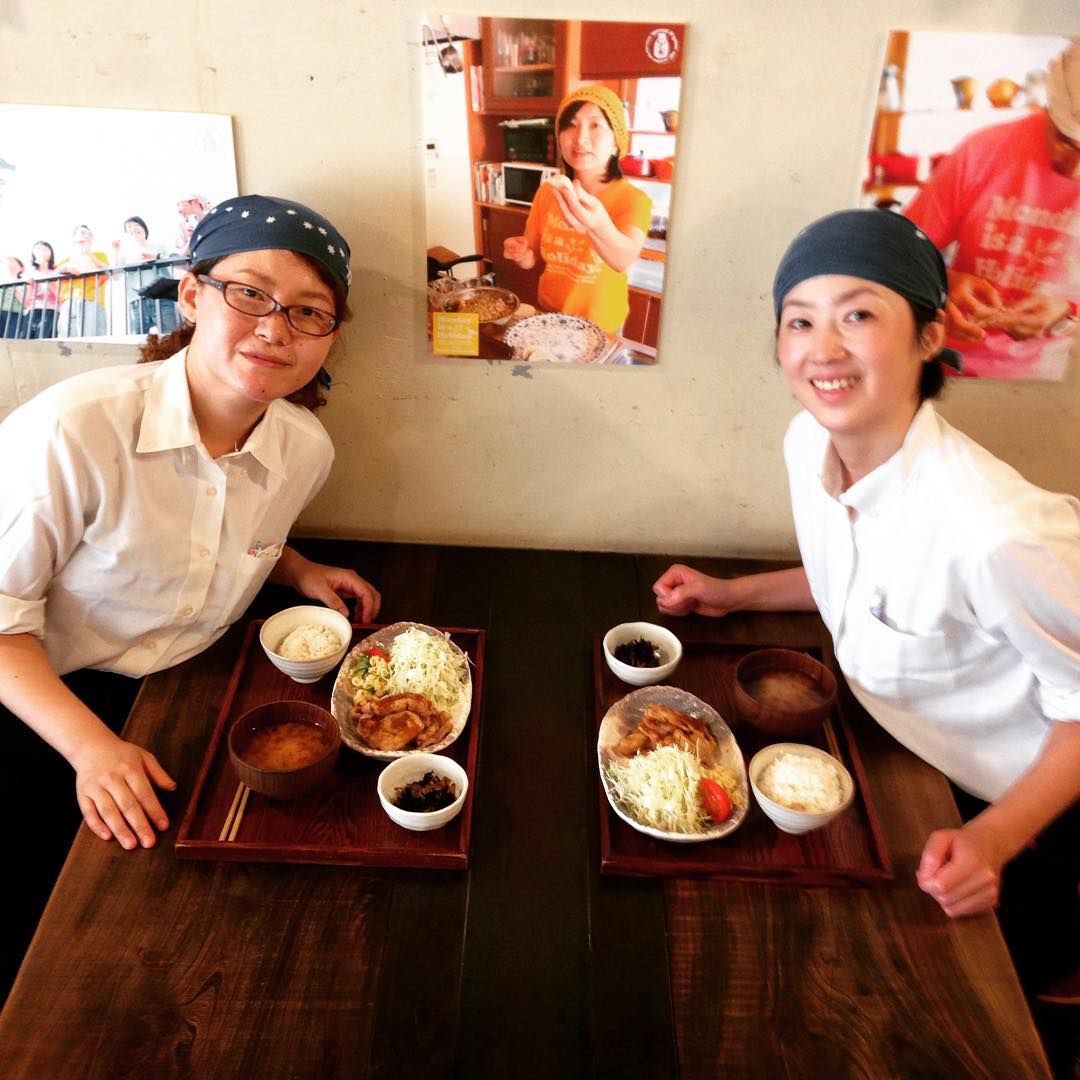 ８月いっぱいでリトスタを卒業しますので引き継ぎをしてます。にしじまさんです。とにかく明るく元気！人見知りの「ひ」の字もないはずです。仕事も伝えると知識をどんどん繋げて質問してくれるのでありがたいですし頼もしいです。
楽しく真面目に仕事する、にしじまさんです。よかったです。
(うめ)