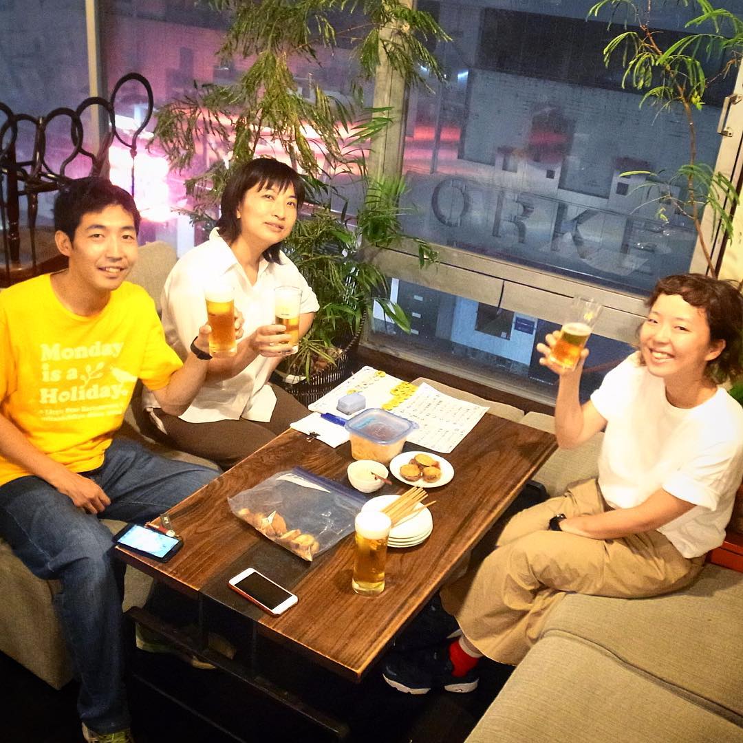 あー、しかし今週は3日しか働いてないのにホントに疲れたねと（苦笑）、阿波踊りの夜、遅い時間にご来店の元スタッフまあこちゃんも一緒に閉店後、お疲れさまのカンパイです！（お）