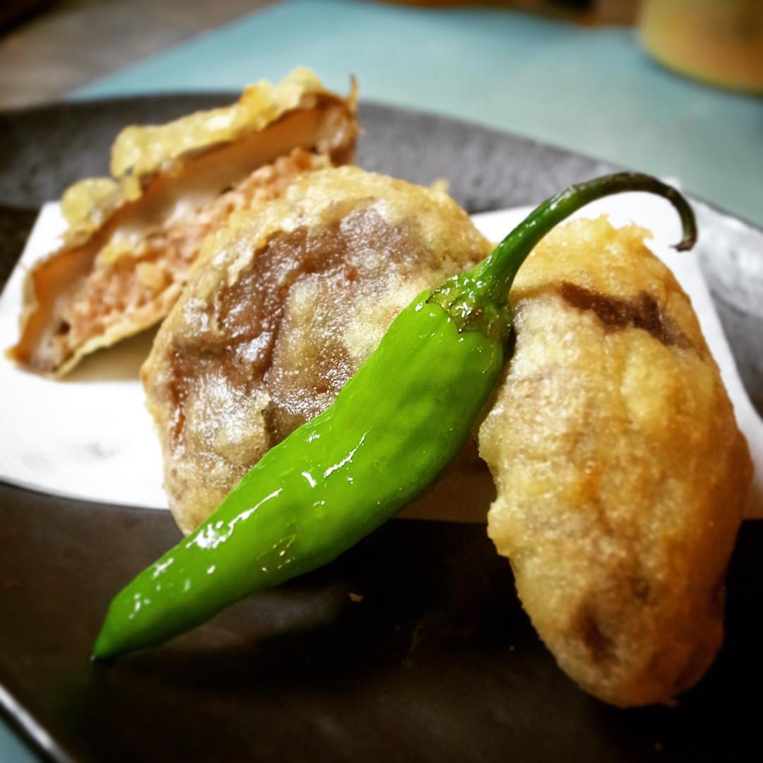さあそして今夜の新メニューは「しいたけの肉づめ天」！挽肉あんをしいたけに詰めてからりとあつあつジューシー！天ぷらだい！こちらもカレー塩でいただきます！（お）
