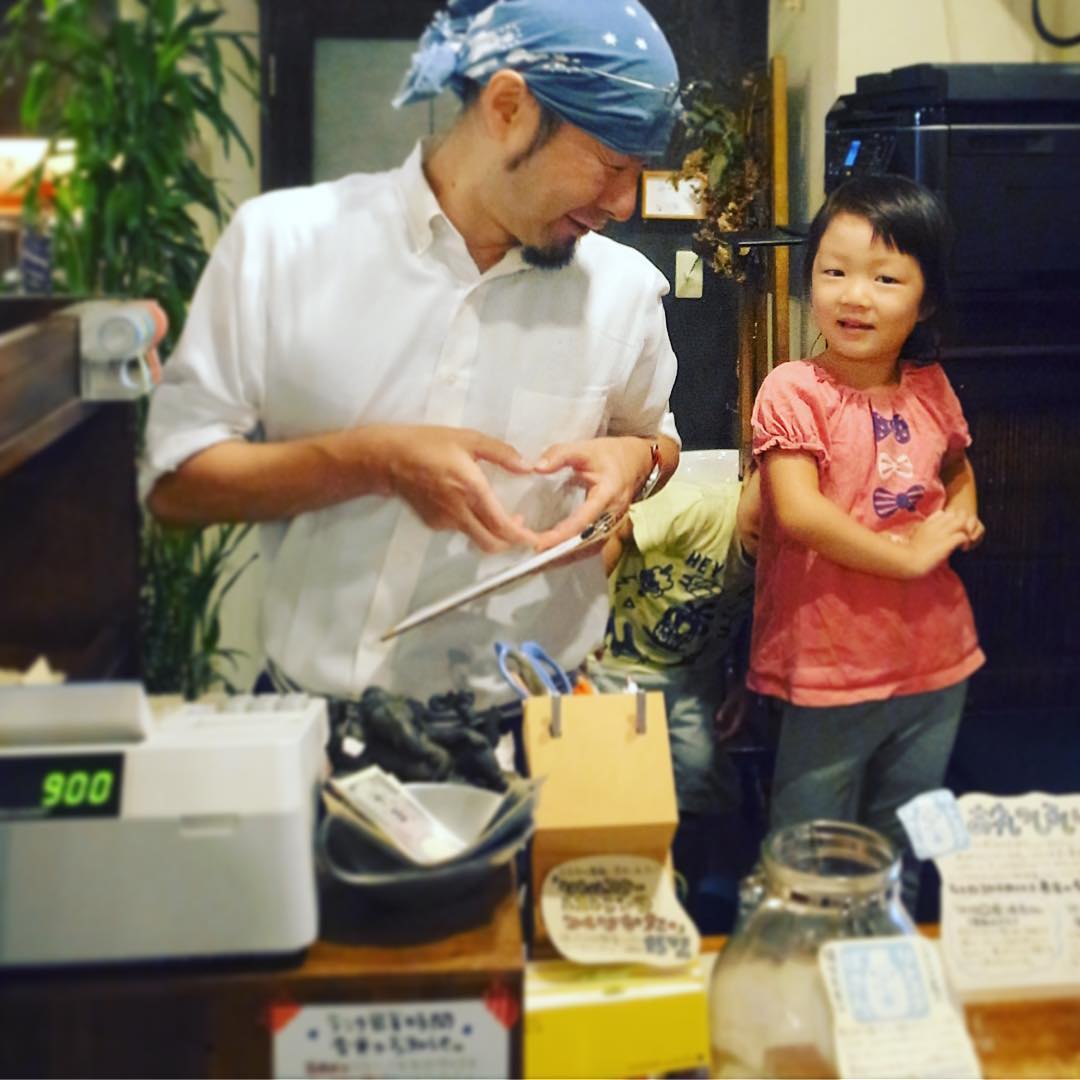 夕方早い時間はワタクシの小さなガールフレンドあおいちゃんご家族ご来店！とお帰りのお会計はあおいちゃんもいっしょ！（笑）…ってハートならぬ「心臓」ポーズでパチリ（笑…位置が低すぎ！）（お）