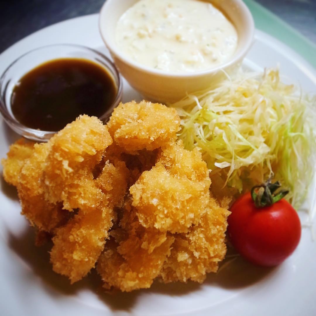 金曜の夜！ワタクシ今夜のイチオシは「小エビのさくさくフライ（タルタルソース添え）」！小さくったって天然車海老の旨みが満点！ビールのお供に！あつあつがほいほいすすみます！（お）