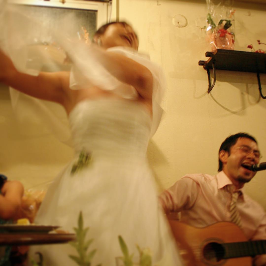 あー、本日ワタクシドモオーナー夫婦は9回目の結婚記念日を迎えることができましたと、えぇ、あの日の今日はちらりとこんな感じでありましたな、いや、懐かししちょっと若い（笑）。これからも引き続きよろしくお願いします、ハイ（お）