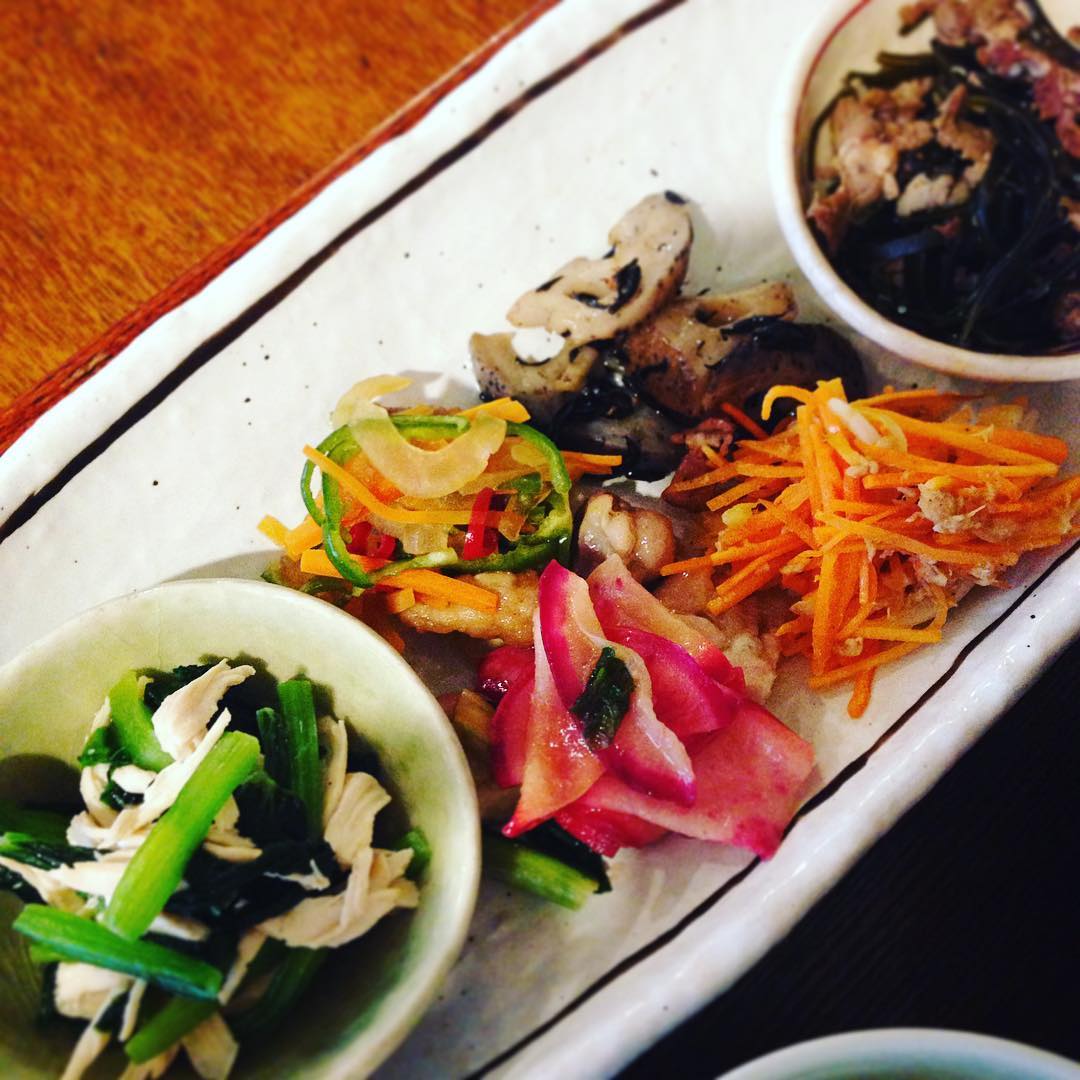 今日のちょこもり、彩りが最高にきれい！特に赤カブと鶏肉のレモンマリネ、味も色彩も効いてます。いいもの食べた感もマックスでした〜！（ぬ）