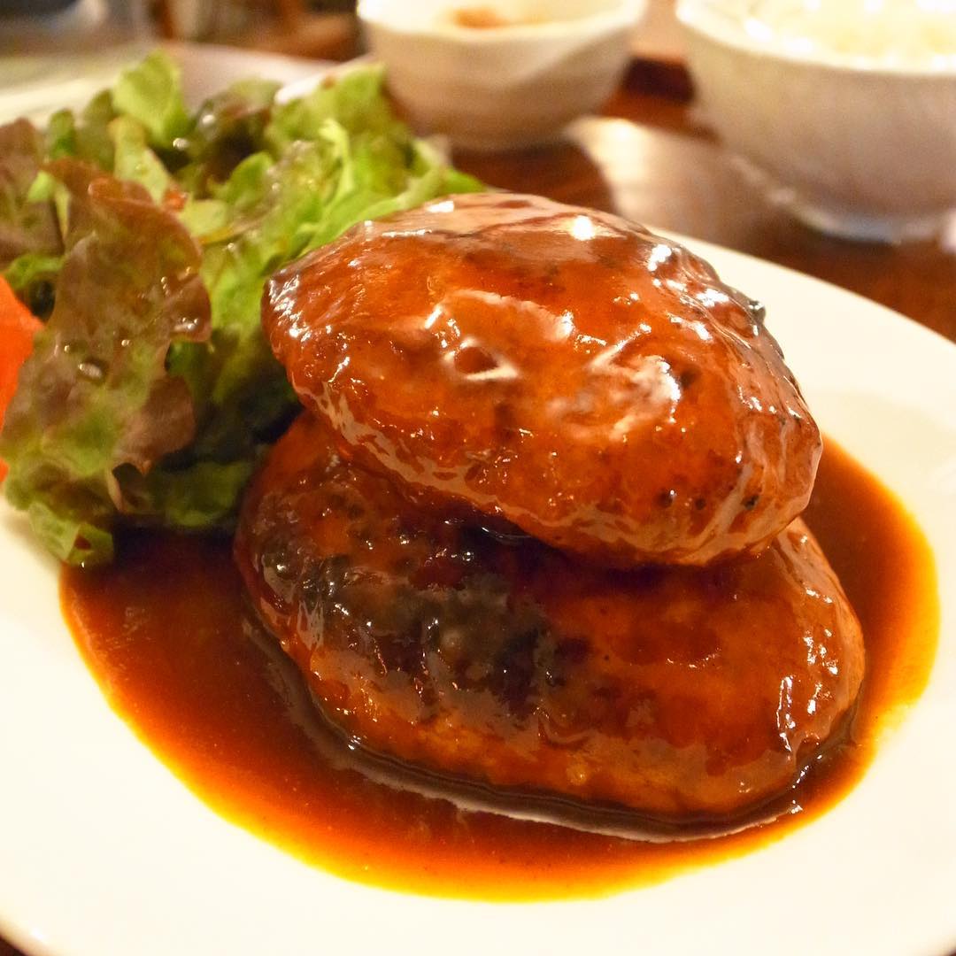 なんやかんやきょうもくぼさんがまかないをつくってくれました。でもはんばーぐがもりもりすぎて、ちょっとやりすぎですよね、たべすぎた！（苦笑）（お）