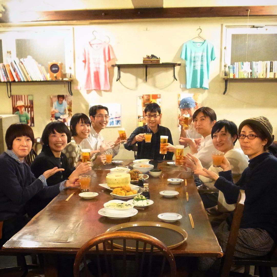 さてと当店は昨日で仕事納め、キッチンスタッフくぼさんも当店卒業と相成りました！現スタッフに加え集まってくれた元スタッフ…久しぶりにわいわい賑やかな一年の仕事上がりは乾杯はやっぱりうれしいものですね！スタッフにお客さん、今年もホントにありがとう！サンクスアロット！（お）