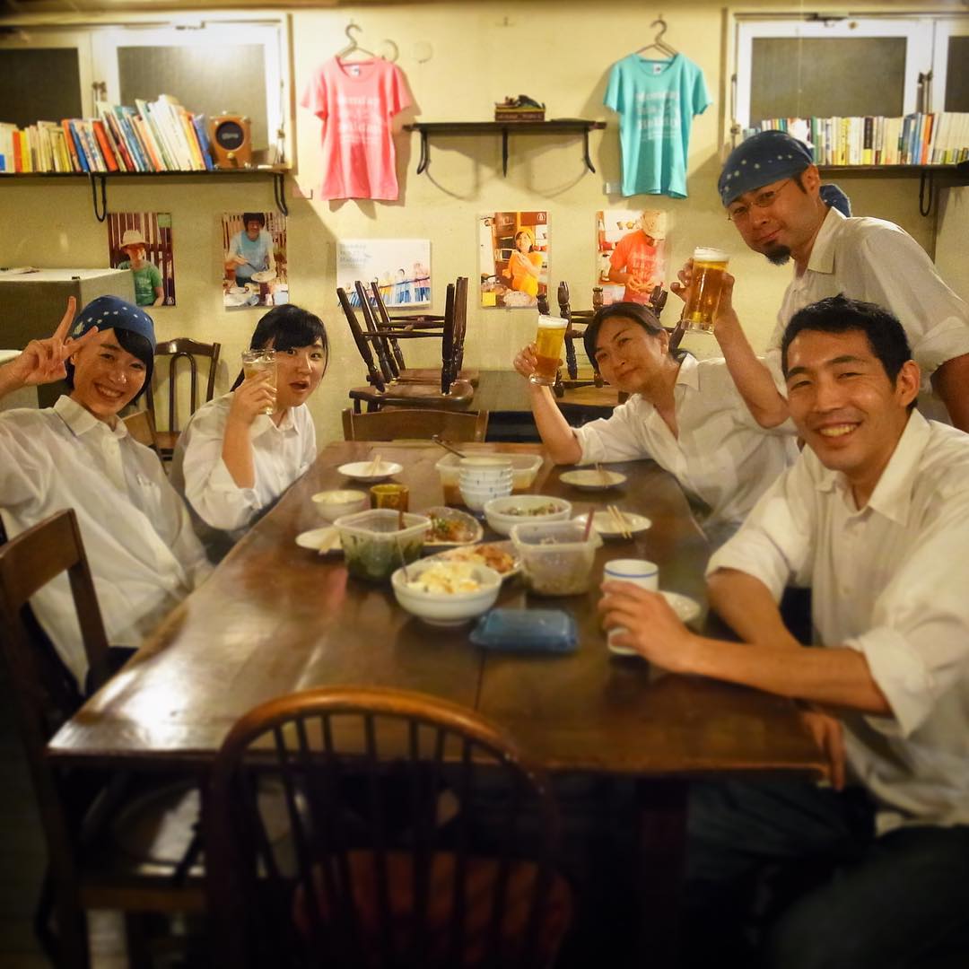 さてと今年のクリスマスディナーは中日のイブ！一番ご予約多数で大にぎわい！ホールスタッフは大学生のやぎちゃんもがんばったね！みんなで力を合わせていい夜でした！サンキューベリマッチ！明日もう一日がんばろう！（そしたら定休日！）（お）