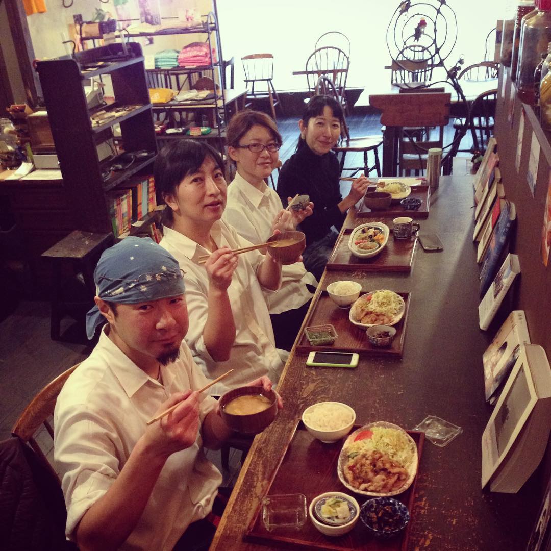 クリスマスディナー最終日、ランチチームがカウンターに並んで賄い中〜つかの間の、和やかな時間。賄いコーヒーなど淹れましょうか。（ぬ）