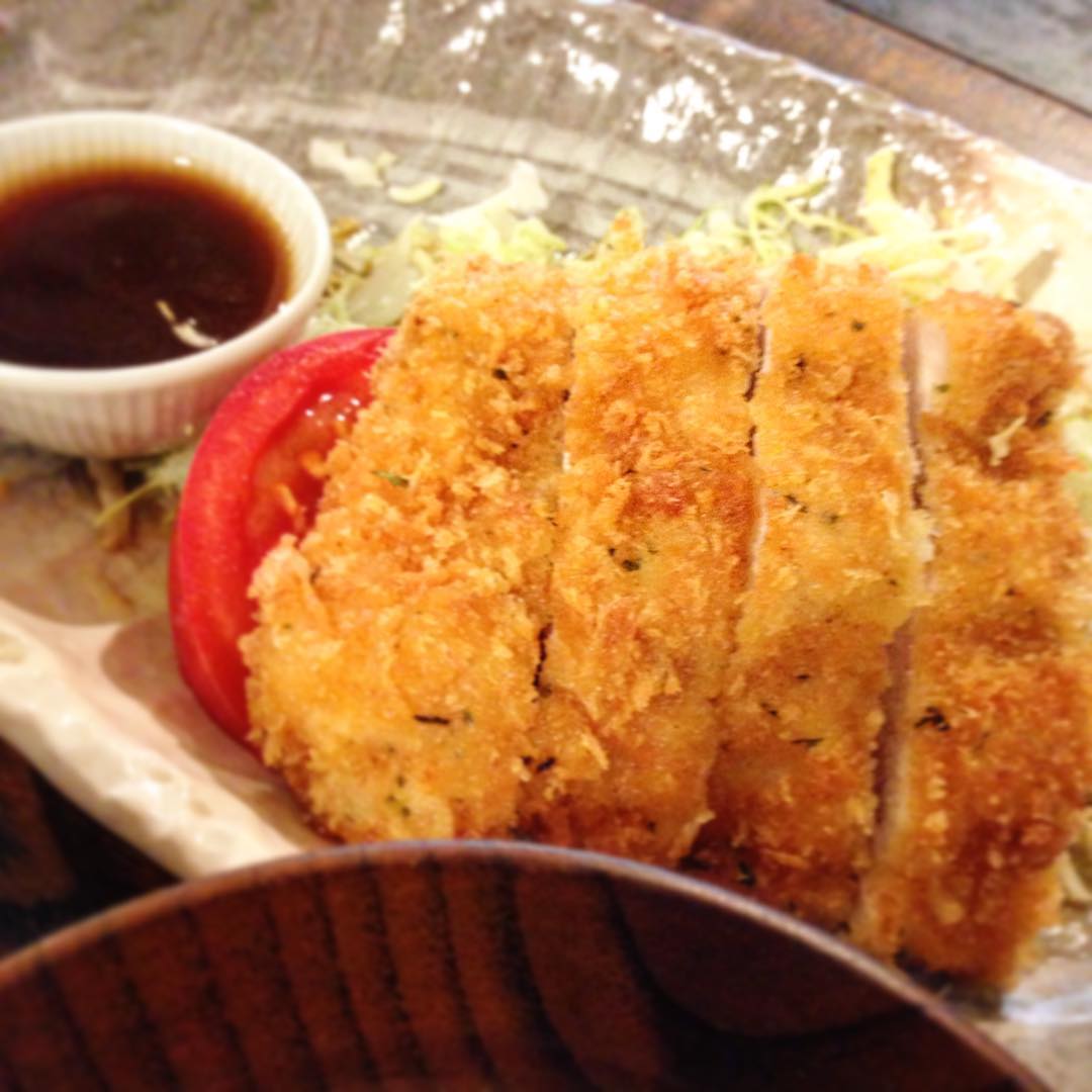 カツに魅せられて。「チキンカツハーブ風味」です。助っ人というより遊びに来てるような、美味しいまかないを食べに来てるような。仕込みの音や香り、みんなの動きや声がいいなと思う１日でした。(うめ)