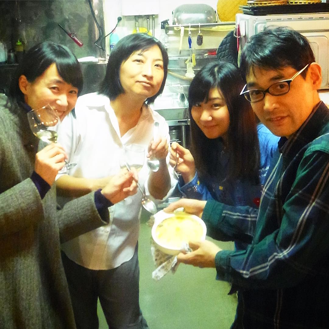 あー、昼は貸切、夜はご予約多数の大忙しはなーんだ？と、えぇ、それは本日の当店でして（ありがとうございます）、すっかりくたくた仕事上がりは久しぶりのグラタンチャンス！（笑）クリスマスディナー用のワインの試飲もあるよ〜！（笑）（お）