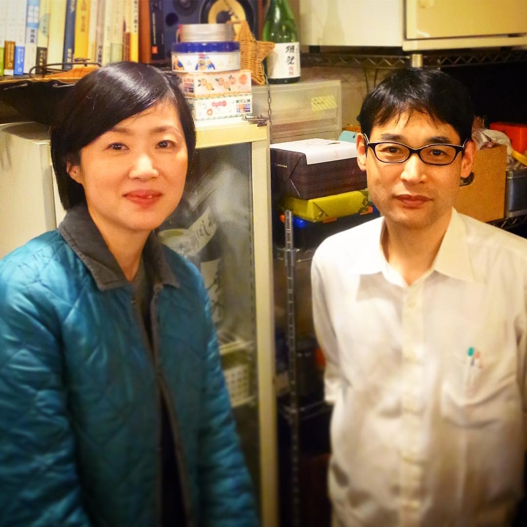 あー、今夜は忙し過ぎて夜の更新アップ出来なかったです申し訳ないですと、さてと、今日で当店仕事納めはホールスタッフのにっしー！今日はランチにご家族（旦那さんと小学生の息子さん二人）もご来店、母ちゃんの働いてるとこはじめて見たー！的な（笑）いや、ホントにいいご家族！…と、仕事上がりは年末で卒業のくぼさんとパチリ！同じ四国出身、またこれからもご縁が続くといいね！お疲れ様！（お）