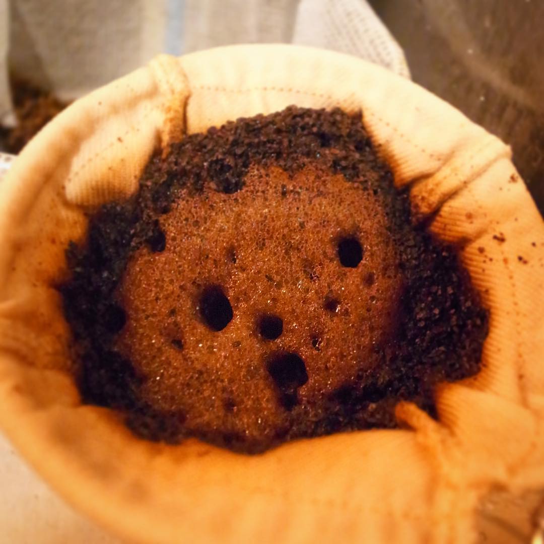 コーヒーをネルドリップし終わったらら、あらら！年末モードなムンク的お顔かなと（苦笑）、ま、でもなんとなくかわいいのがいいね（笑）（お）