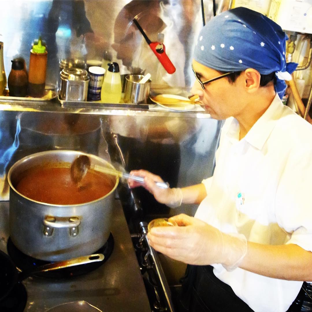カレー作りは旅に似ている…ガンジス川のほとりでサドゥに聞いた話ですけど（ウソ）、当店歴代キッチンスタッフで唯一カレーを仕上げまでマスターしたのがくぼさん！…本日をもちまして当店卒業、2016年カレーの旅はファイナルカレー！フレッシュなのお出ししてます！今年最後の営業日はお昼時ですよ！（お）