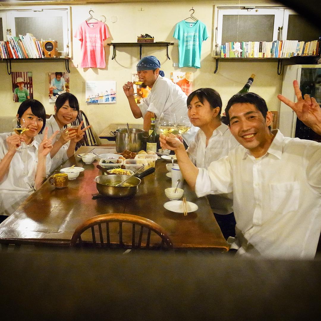 あー！忙しかった！（笑）楽しかった！今夜は怒涛のクリスマスディナー、いや、大変だったけど、お客さんみなさんといい時間を過ごすことが出来ました、ありがとうございました。明日一日定休日、明後日から年末は30日まで通常営業です！ソコントコィよろしく！（笑）（お）