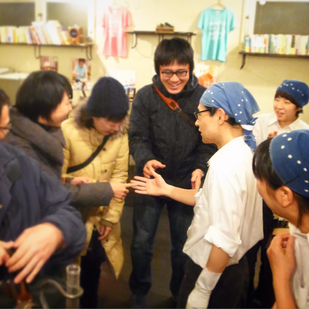 昨夜遅くはおなじみのお客さんがみんなで集まって大忘年会！とみなさん今日で卒業のくぼさんとひとり一人ご挨拶は大握手会にもなったりして（笑）（お）