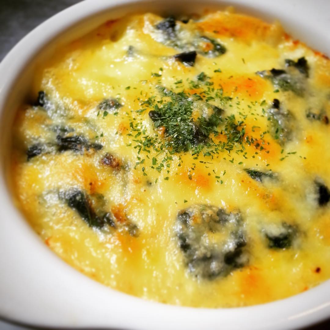 ハイハイ12月だというのに相変わらずのんびり金曜の夜！（苦笑）あつあつグラタンは「チキンとほうれんそうのマカロニグラタン」がみなさんのご来店を今か今かと待ちわびておりますよー！たのみますよー！（苦笑）（お）