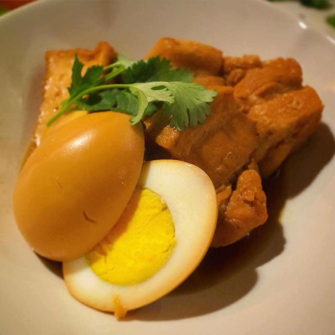 いやいや寒いね土曜の夜…今夜の新メニューは「ベトナム風角煮」！豚肉の旨味に厚揚げとゆで玉子を甘辛く煮付けたらナンプラーとにんにくでほんのり南国風味の角煮です！（お）