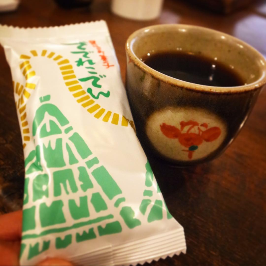 さらに年明けはスタッフの帰省土産とかお客さんの差し入れお年賀…おやつの潤沢な当店（笑…ありがとうございます）。今日はナベさんの名古屋土産はびぎんのコーヒーとぬまっち土産のででれこでん！ナイスコンビでごちそうさまです！（お）