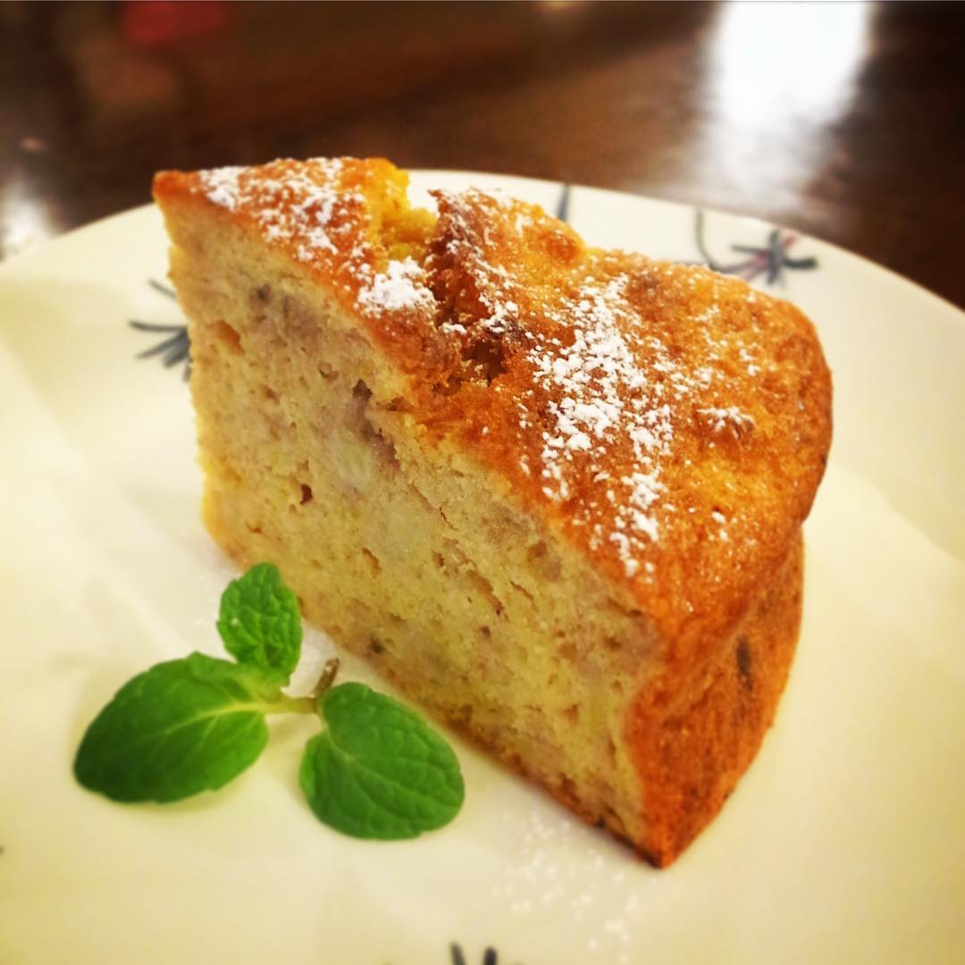 さてと年明け最初の季節のデザートは「バナナケーキ」！たっぷりバナナの風味とおいしさ！しっかりボリューミーなのがまたイイネ！コーヒーにもよく合います！（お）