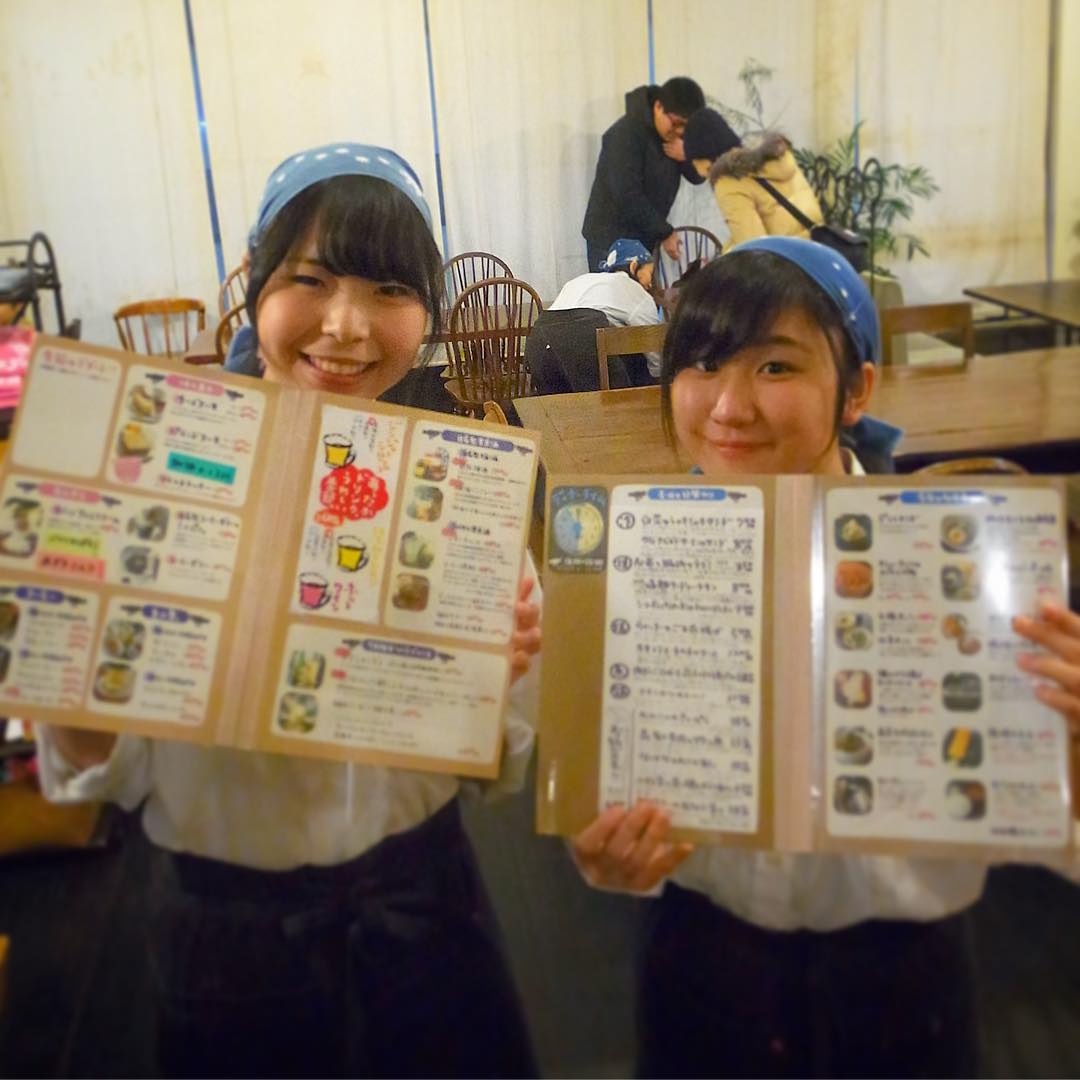 さてさて今年も初営業！この日に合わせてなんとか作ったシン・メニューブック！…いや、夕方ギリギリまで大学生スタッフのもっちゃんとやぎちゃんの二人の力をエイヤとお借りしてなんとか完成！わー！ホントにありがとね！助かった〜（本音）（お）