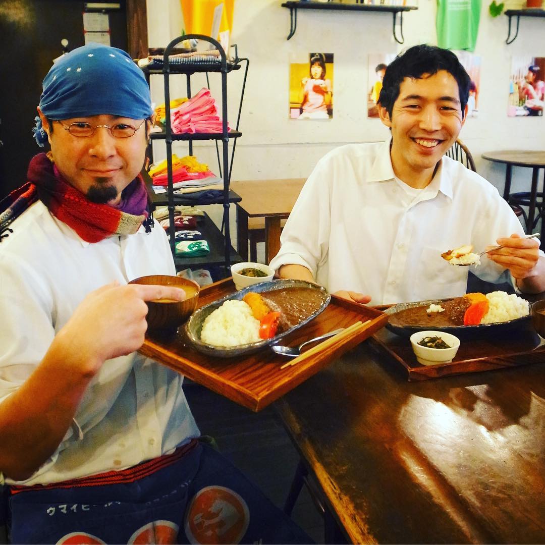 さてとティタイムをお休みさせていただいて、みんないっしょに賄いですよ！と、えぇ、今日は期せずしてワタクシとナベさんの男子チームが揃って特別定食は「チキンカツカレー」！（笑）…って、ま、それだけなんだけどさ（笑）（お）