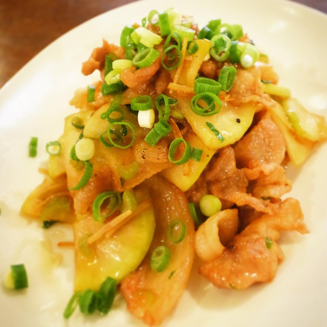 さらに今夜の新メニューは「塩もみ大根と豚肉のしょうが炒め」！いや、さっき賄いの時にみんなでいただきましたが、塩もみした大根の食感とみずみずしさに豚肉の旨味がいい塩梅、しょうがをあわせてさっくり炒めた、じんわりやさしいお味です！うまい！（お）