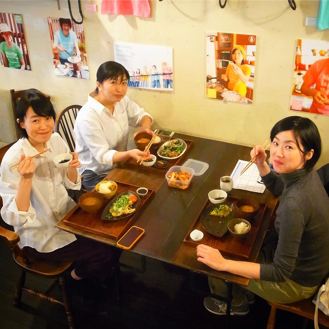 あー、キッチン二人体制の今年はしばらく（？）ティタイムをお休みさせていただいておりますが、えぇ、そうすると賄いもいっぺんに作って効率的！一緒にたべればさらに楽しと（笑）…コーヒーをのみつつお茶請けはぬまっちの帰省土産をいただいております、ハイ（お）