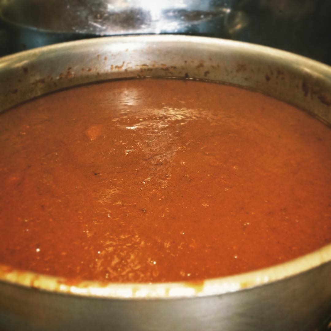 新年大鍋カレーが完成！キッチンスタッフナベさんの初カレーな訳で、えぇ、ナベもカレーという旅を歩き始めたんだねぇと…ということでこの季節恒例は人気のランチ「チキンカツカレー」、週末も盤石ですよ！（お）