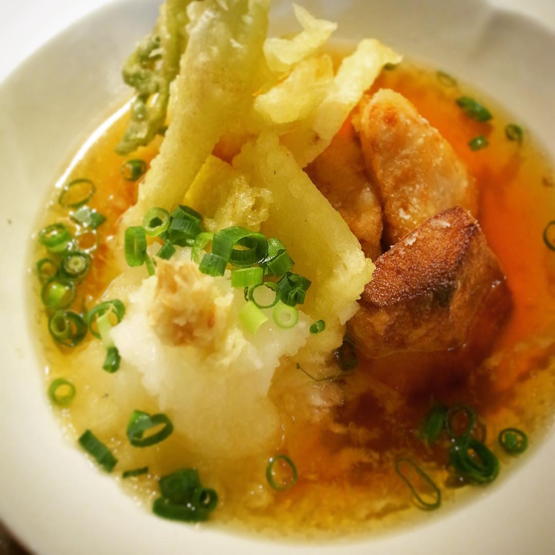 春の味覚もぼちぼちと…「里芋と山うどの揚げだし」が昨日からメニューイン！さっくり揚げた里芋と春の風味は山うど、やさしいお味の出汁でいただきます！ぜひぜひ！（お）