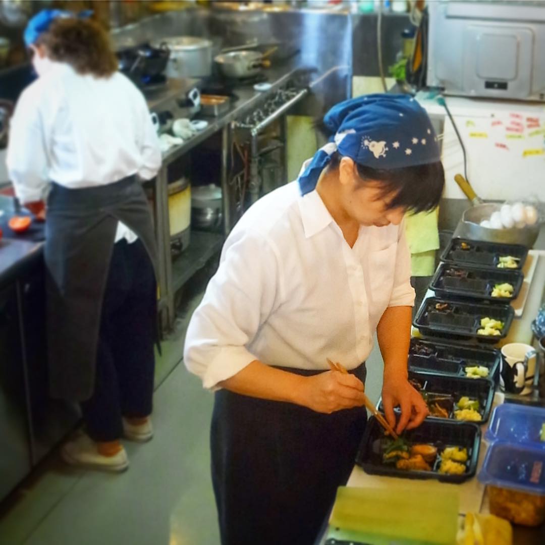 おはようございます。今朝は開店前、お弁当のご注文にテキパキと対応中の店長ミヤザキ、うしろには本日助っ人のウメさん…いいお天気でよろしくお願いしますね！（お）