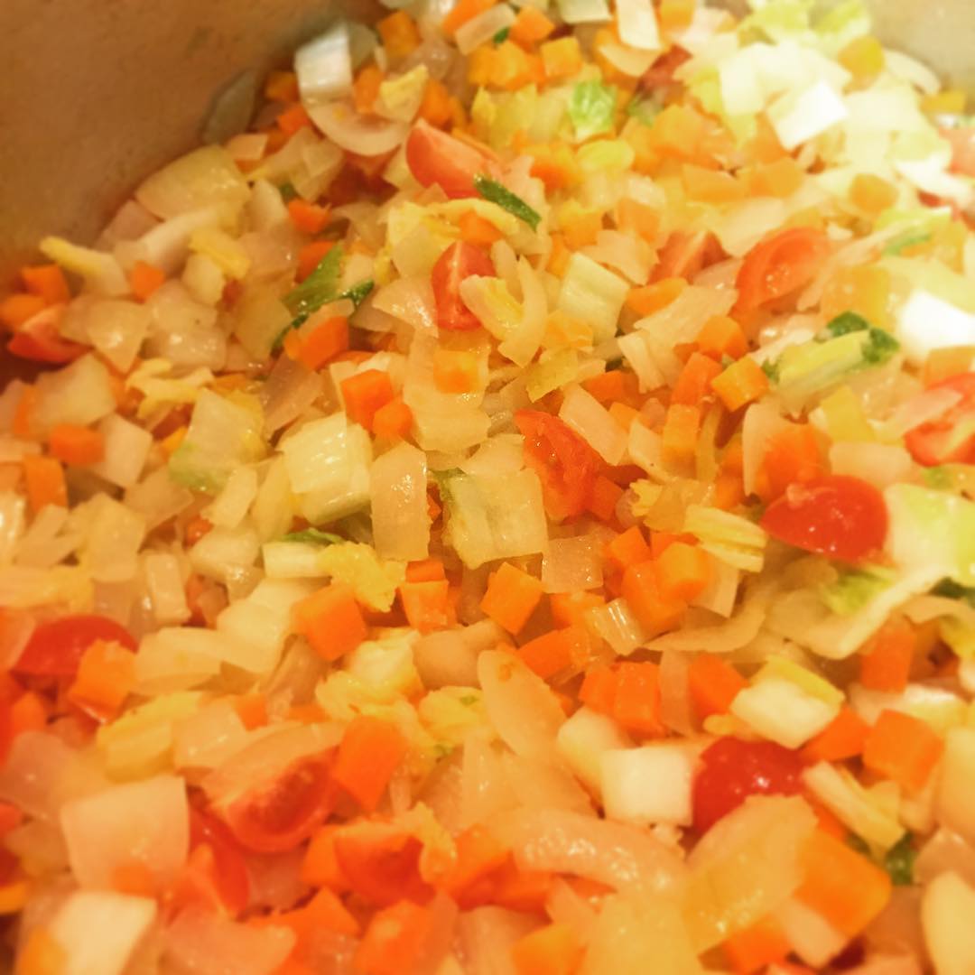 豆と野菜のスパイススープ…豆を煮る一方で、玉ねぎ、人参、白菜、トマトを蒸らし炒めしております…身体があったまるよう、生姜のすりおろしも入れました。ひばりスターレストランで、あったまろう〜（麻）