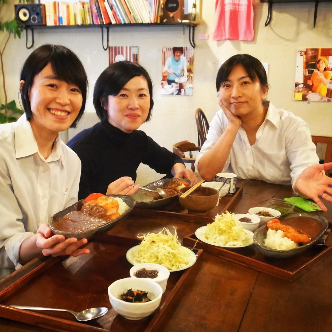 あー、今日もみんなで賄いタイム！3人揃ってカツカレー！（笑）カツカレー三姉妹？花のカツカレートリオ？はたまたカツカレー三銃士？（笑）なんでもいいけどカレーはうまい！（笑）（お）