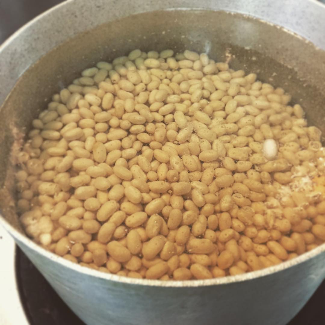 明日から2日間、沖縄は珈琲屋台ひばり屋さんと、不定期ぱんやチカぱんさんと、毎年恒例のイベント、ひばりスターレストランを開催します！まずはスープ用の豆を煮ております！（麻）