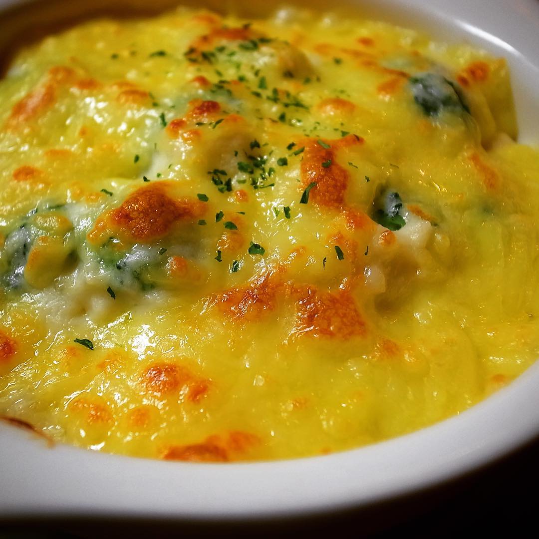 なんだかちらほら雪の舞う金曜の夜！今夜もあつあつグラタンがおススメ！もうこの写真だけで余計な説明は要らないね！花金の夜、ぜひ！（お）