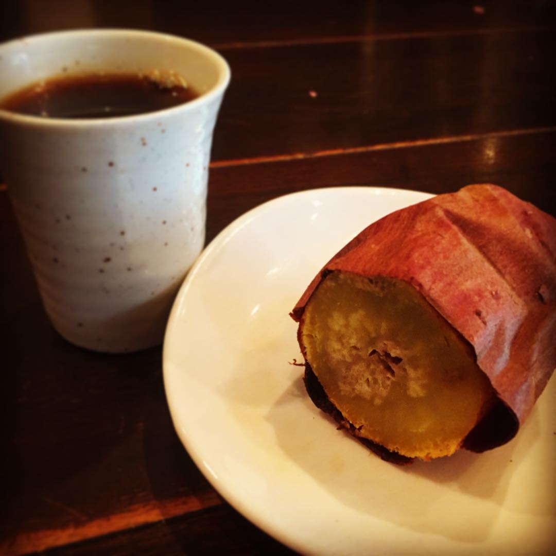 さてと久しぶりにまほろばブレイクもアップしますねと、今日のお茶漬けはシンプルに焼き芋！いや、これがコーヒーによく合うんだよとまほろばさん。ワタクシ的にはこの冬初焼き芋でごちそうさまです！（お）
